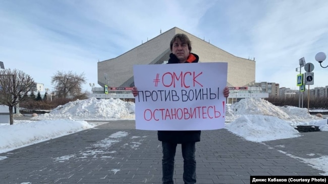 Одиночный пикет против войны в Украине, Омск