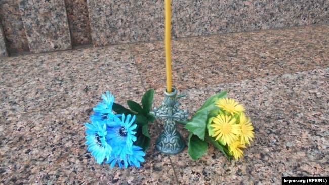 Цветы у памятника Тарасу Шевченко в память о погибших во время российского вторжения в Украину