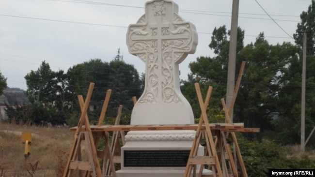 Установка поклонного креста на старом крымскотатарском кладбище в селе Скалистое