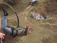 Севастопольские экстремалы-роупджамперы прыгают со скал и труб (фото)