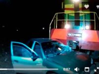 Поезд протащил на сотню метров автомобиль в Севастополе (видео)