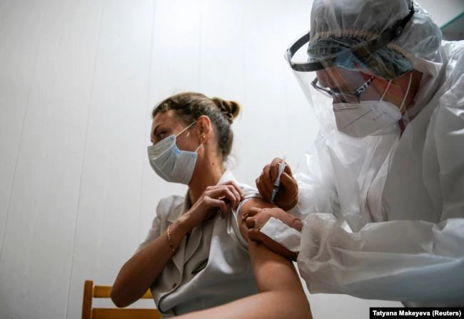 в России началась вакцинация от коронавируса COVID-19