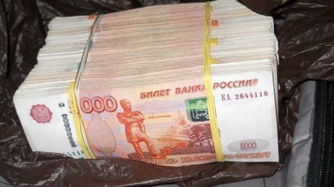 пакет, в котором лежали 350 тысяч рублей