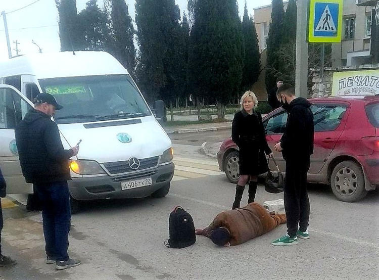 В Севастополе водитель маршрутки сбил пешехода. Авария произошла накануне днём на улице Шевченко