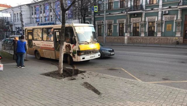 В Симферополе возле Главпочтамта автобус въехал в остановку с людьми, в результате чего женщина получила травмы