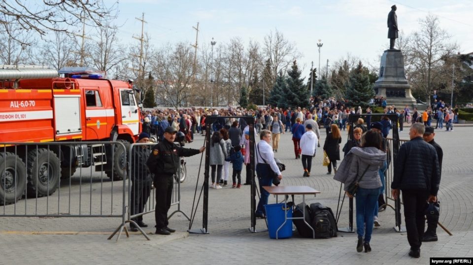 Севастополь площадь Нахимова заграждения