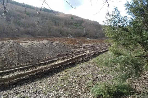неизвестные люди производили несанкционированную выемку грунта в водоохранной зоне реки Ай-Тодорка