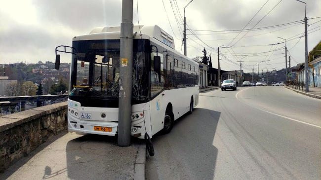В Севастополе автобус въехал в столб. ДТП произошло 19 апреля в районе железнодорожного вокзала