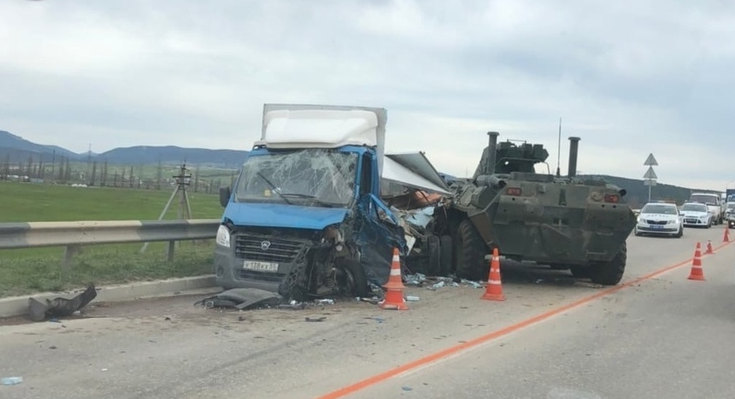ДТП с участием бронетранспортёра и грузового автомобиля произошло на Президентской трассе под Севастополем