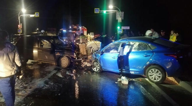 Четыре человека пострадали и один погиб после лобового столкновения LADA Kalina c Hyundai Solaris