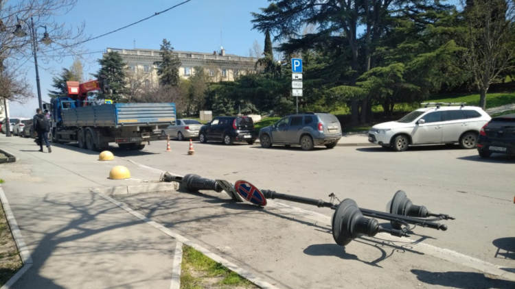 Фонарный столб рядом с верхней площадкой Синопского спуска в центре Севастополя рухнул на парковку автомобилей