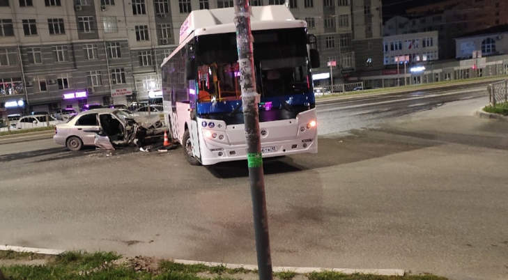 В Севастополе легковой автомобиль влетел в автобус.