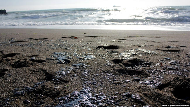 разлив нефтепродуктов на пляже