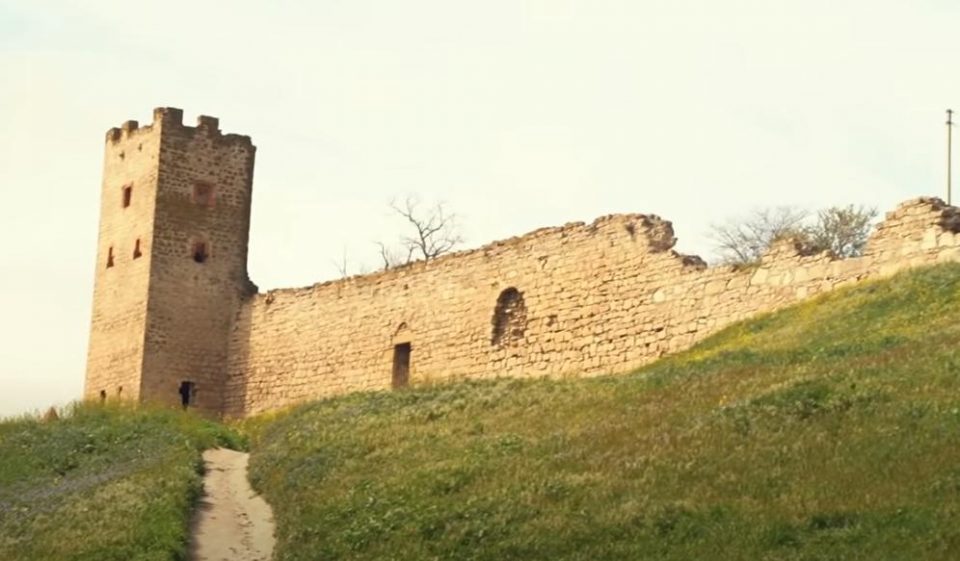 «ужасное состояние» средневековой Генуэзской крепости, расположенной в Феодосии