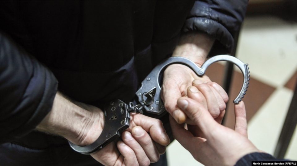 наручники арестованного