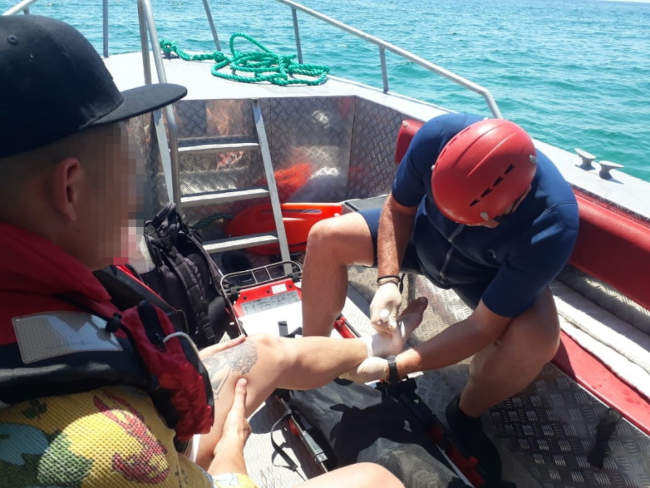 Два севастопольских спасателя и одно плавсредство были задействованы при оказании помощи гражданину, решившему попрыгать со скалы в воду в бухте Александры