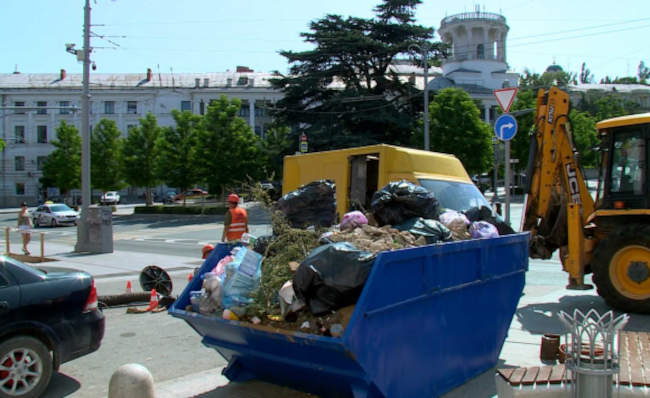 В самом центре Севастополя на площади Лазарева громоздится синяя лодка для строительного мусора