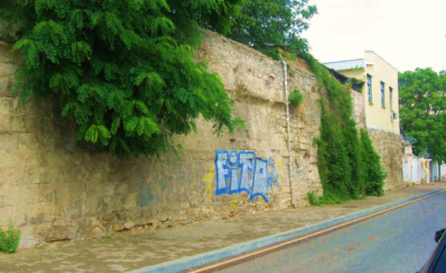 изрисовали подпорную стену в историческом центре Севастополя
