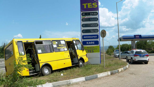 В Севастополе автобус с пассажирами въехал в заправку, пострадало несколько человек