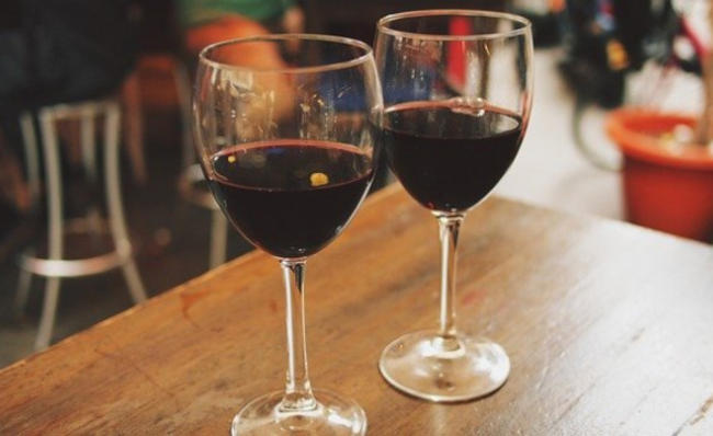 бокалы с красным вином