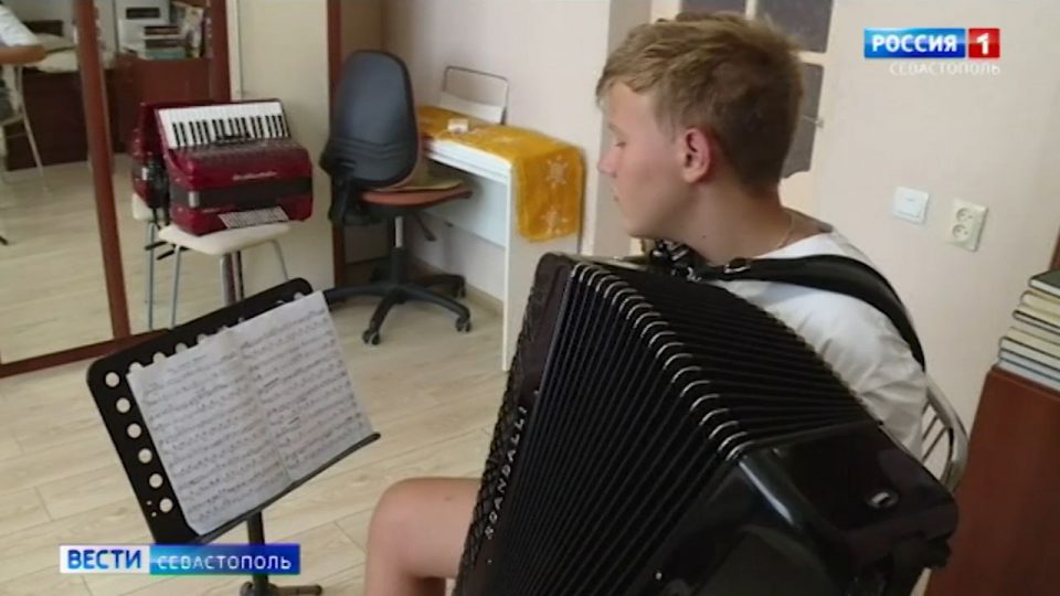 Юный музыкант Даниил Мазуров с аккордеоном фабрики «Скандалли»