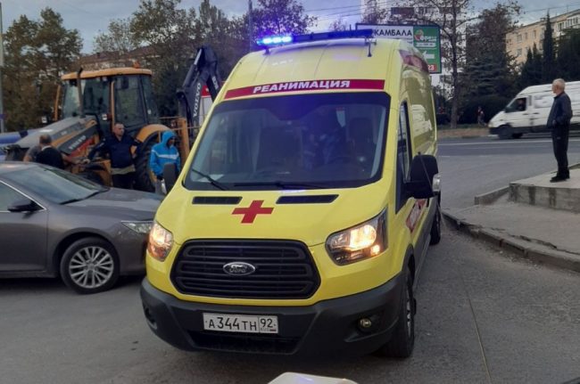 39-летнему севастопольцу пришлось оказать медицинскую помощь после того, как он решил обойти дорожный ремонт в районе проспекта Октябрьской революции по проезжей части и угодил под машину.