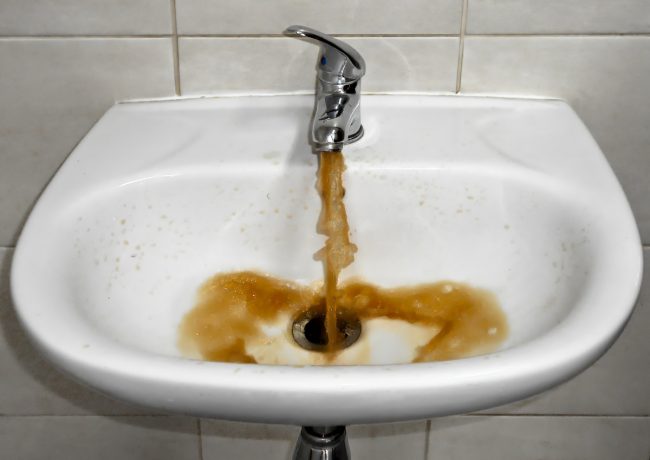 вода цвета ржавчины