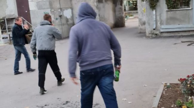 На крымского общественного деятеля Александра Талипова напали во дворе его дома, попытались избить и облили зеленкой