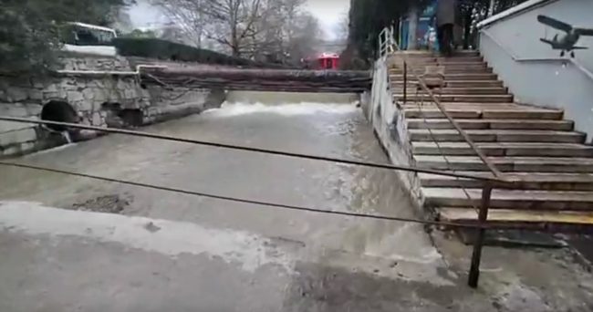 В Ялте из-за сильного дождя в ночь на 5 декабря повысился уровень рек и оказался подтоплен мостовой переход в районе площади Советской