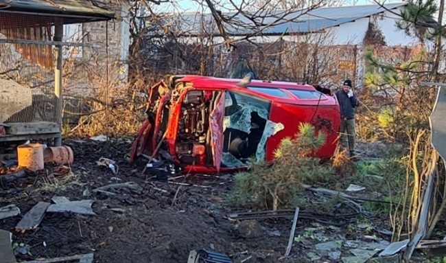 Водитель легковушки Opel Astra, двигаясь по дороге села Заречного, врезалась в барьерное ограждение. После этого машина перевернулась и протаранила забор частного домовладения, оказавшись во двор