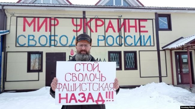 Одиночный пикет в Петербурге против вторжения в Украину