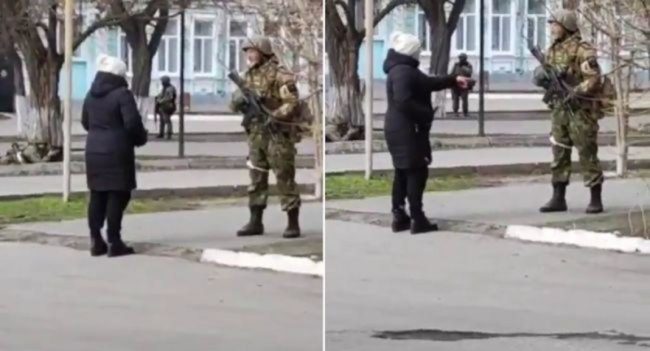 в Геническе женщина гневно кричала на российского солдата, суля захватчикам погибель