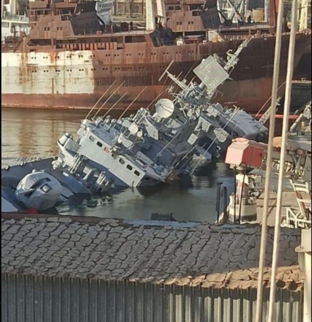 Находившийся на ремонте в Николаеве фрегат "Гетман Сагайдачный" затопили