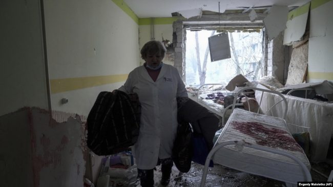 С начала полномасштабного вторжения РФ в Украину российские военные обстреляли 135 больниц, девять – полностью разрушены