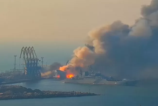 ракетный удар в Бердянске, в результате которого был уничтожен десантный российский корабль