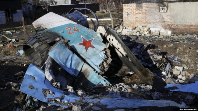 сбитый российский боевой самолет Су-34 в жилом районе Чернигова