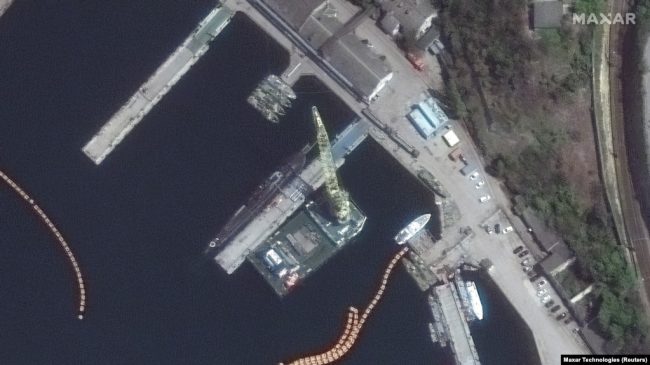 загрузка ракетами «Калибр» подводной лодки проекта «Варшавянка» в Южной бухте Севастополя