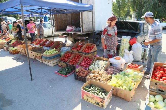 уличная торговля овощами в Крыму